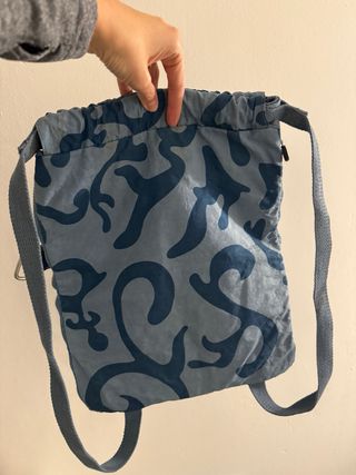 Mochila azul con estampado