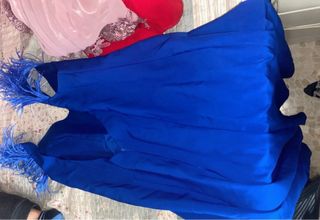 Vestido azul con plumas
