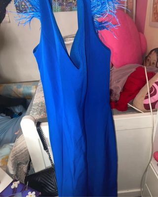 Vestido azul con plumas