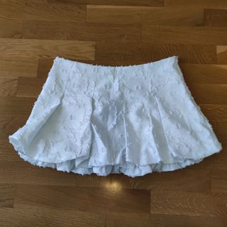 Minifalda ZARA relieve floral Talla L