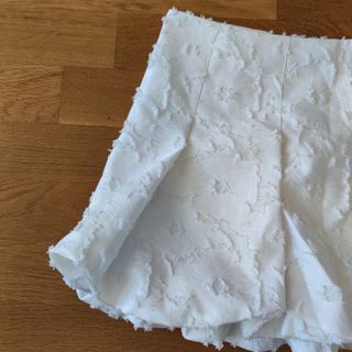 Minifalda ZARA relieve floral Talla L