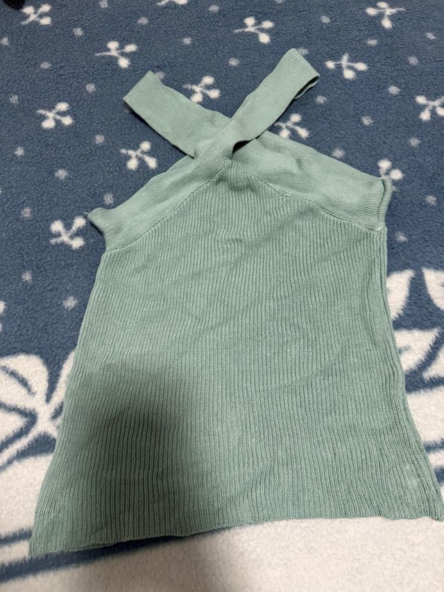 Camiseta verde de punto cruzada