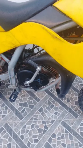 Moto de cross amarilla