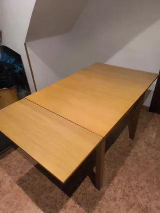 Mesa de comedor de madera