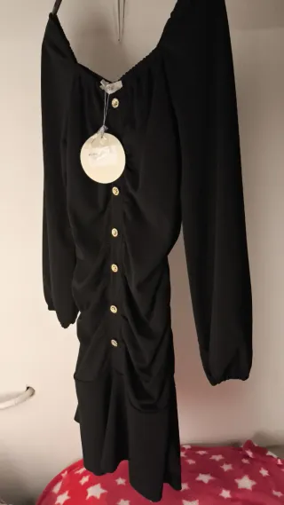 Vestito nero con bottoni dorati