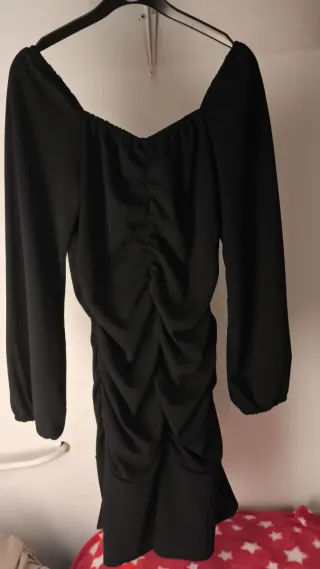 Vestito nero con bottoni dorati