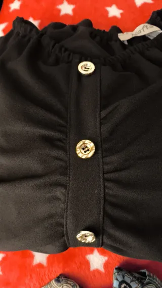 Vestito nero con bottoni dorati