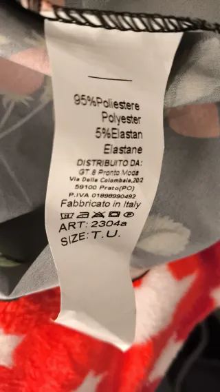 Vestito nero con bottoni dorati