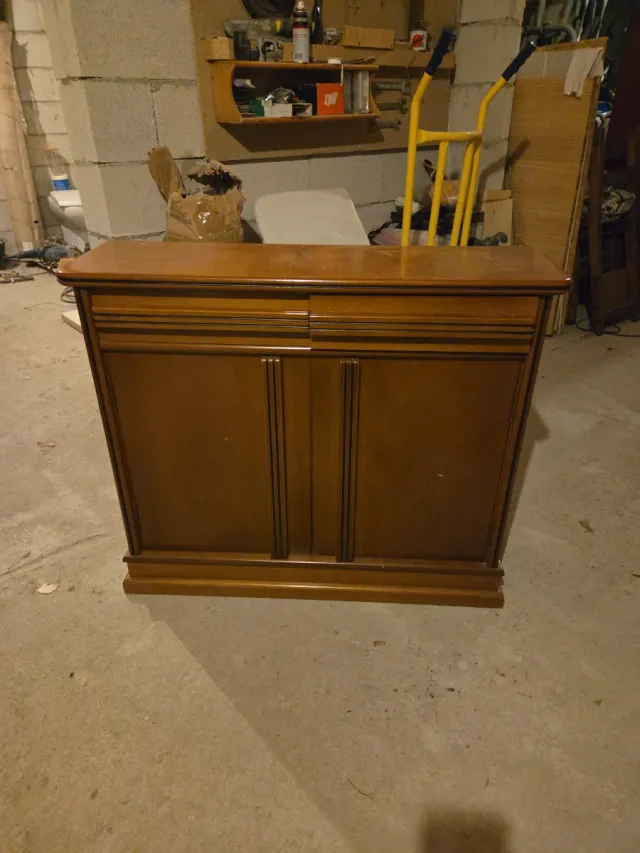 Aparador de madera marrón