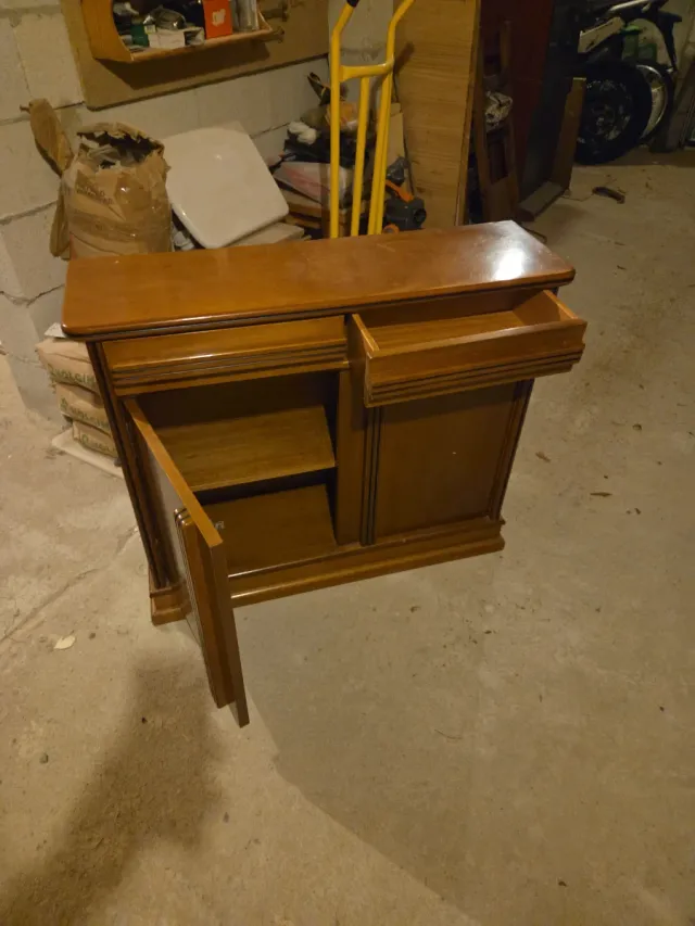 Aparador de madera marrón