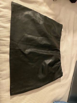 Falda Zara efecto piel negra