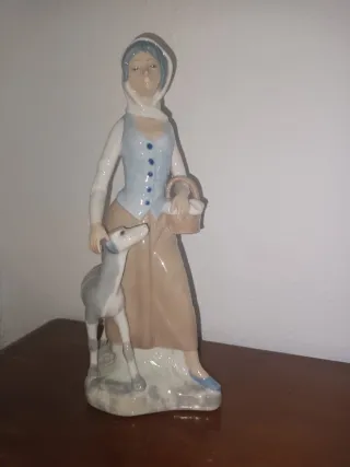 Figura porcelana mujer con perro 26cm