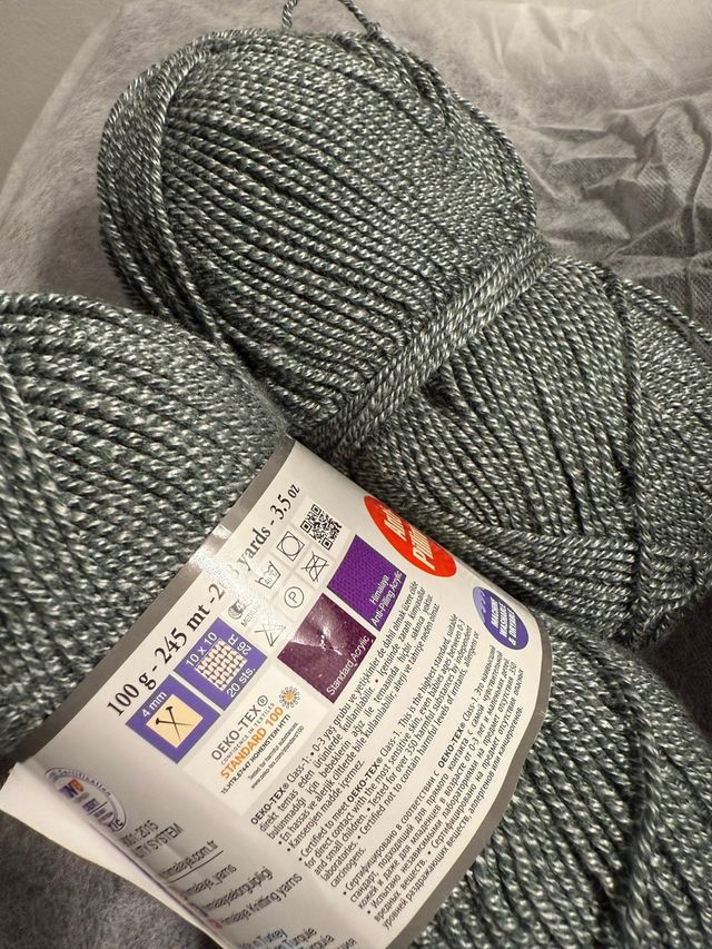 Ovillo lana grigio/blu e uncinetto 4.5mm