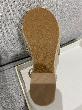Sandalias H.A. doradas cuña esparto sin estrenar