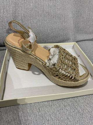 Sandalias H.A. doradas cuña esparto sin estrenar