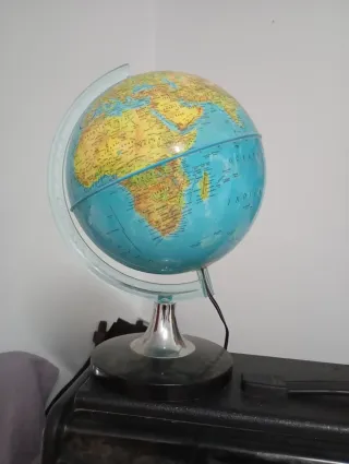 Globo terráqueo con luz 1988