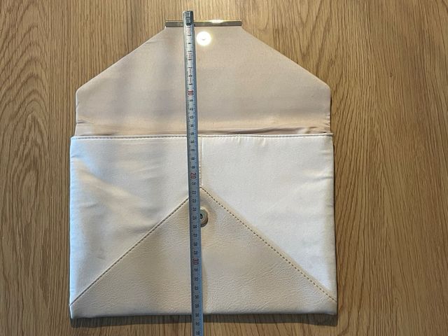 Conjunto Zapatos de tacón y bolso dorado.