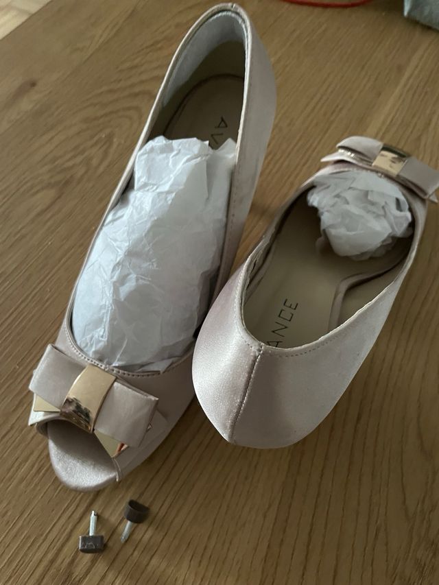 Conjunto Zapatos de tacón y bolso dorado.