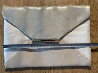 Conjunto Zapatos de tacón y bolso dorado.