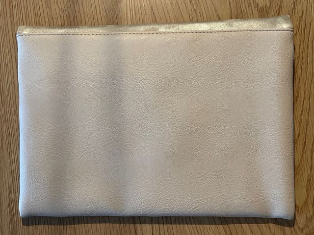 Conjunto Zapatos de tacón y bolso dorado.