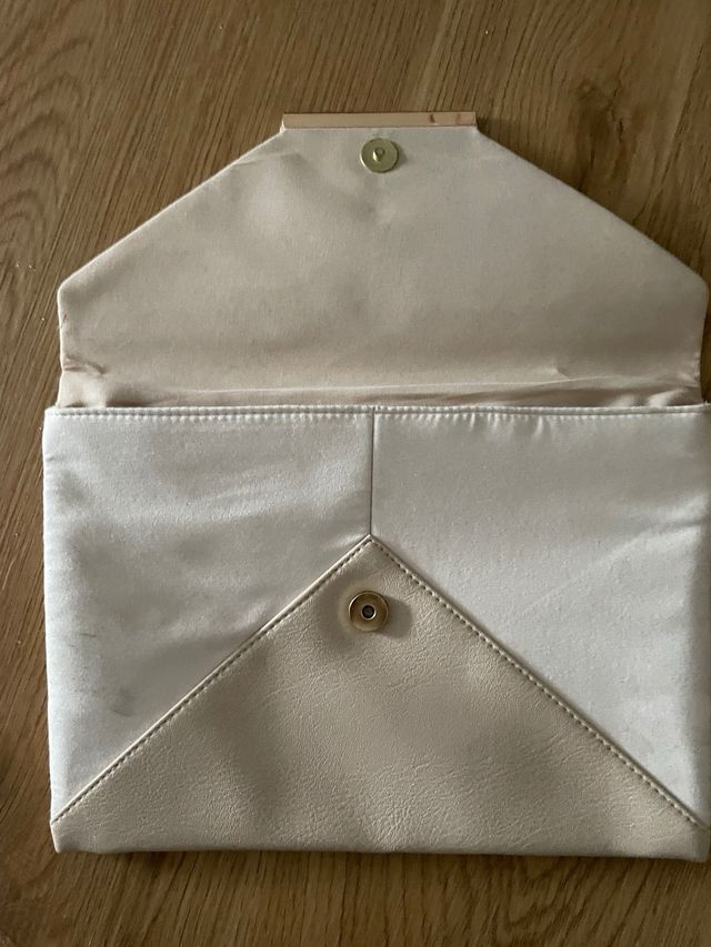 Conjunto Zapatos de tacón y bolso dorado.