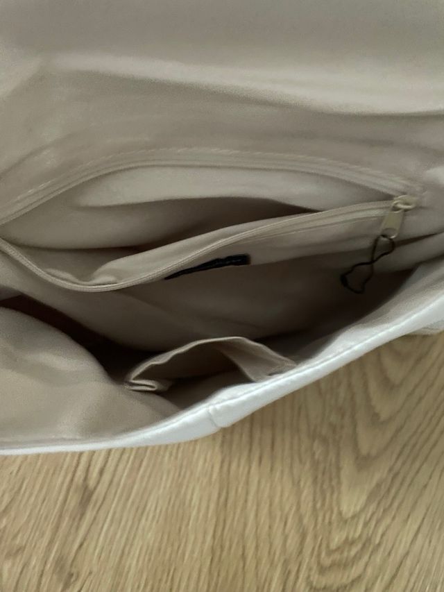 Conjunto Zapatos de tacón y bolso dorado.