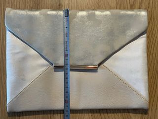 Conjunto Zapatos de tacón y bolso dorado.