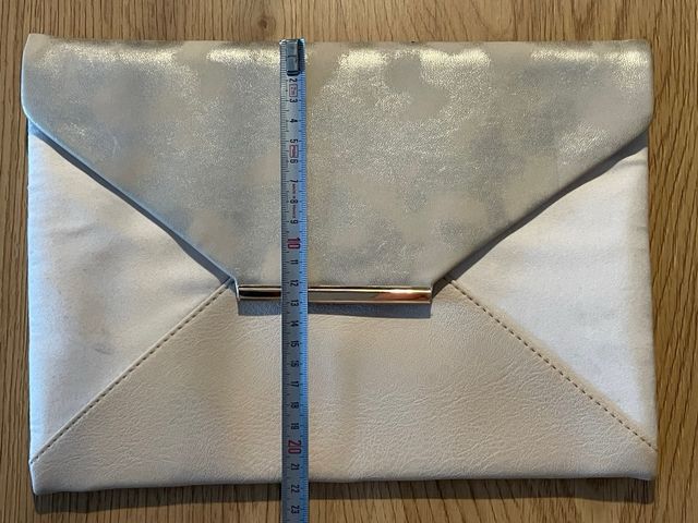 Conjunto Zapatos de tacón y bolso dorado.