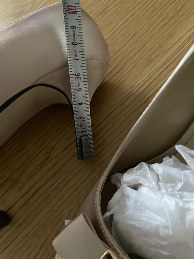 Conjunto Zapatos de tacón y bolso dorado.