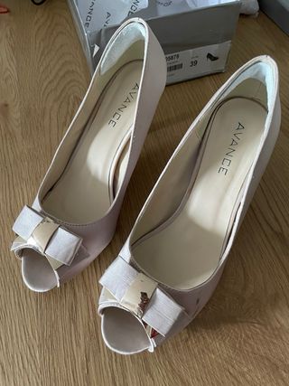 Conjunto Zapatos de tacón y bolso dorado.