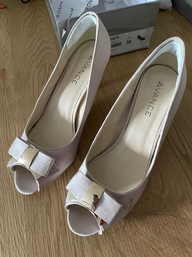 Conjunto Zapatos de tacón y bolso dorado.