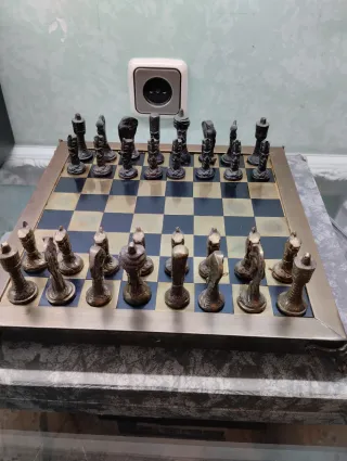 Ajedrez antiguo de latón