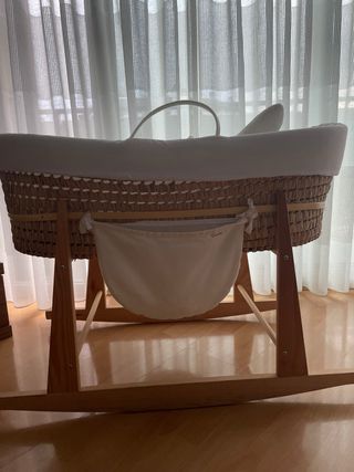 Moisés de mimbre con soporte y sábanas