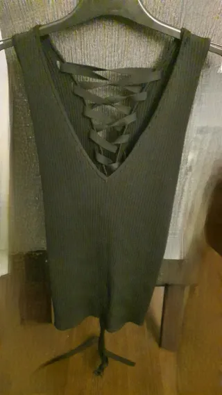 Top punto negro con tiras cruzadas