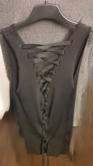 Top punto negro con tiras cruzadas