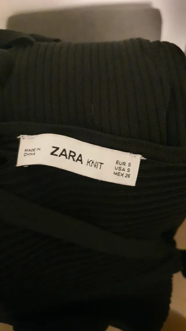 Top punto negro con tiras cruzadas