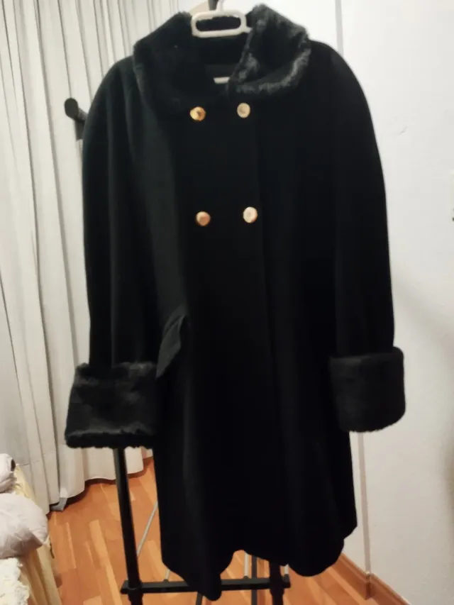 Abrigo negro con detalles de pelo