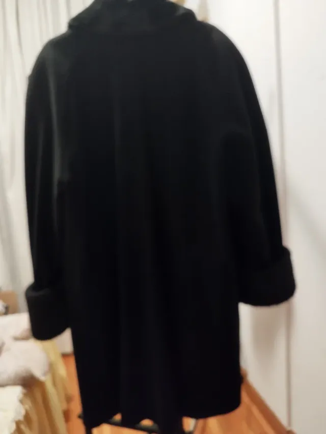 Abrigo negro con detalles de pelo