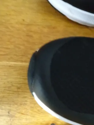 Zapatillas deportivas negras y blancas