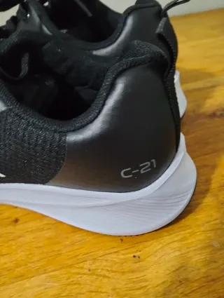 Zapatillas deportivas negras y blancas