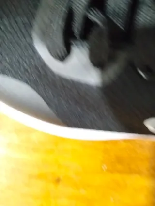 Zapatillas deportivas negras y blancas