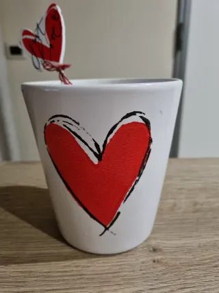 Vaso piccolo decorato con cuore rosso