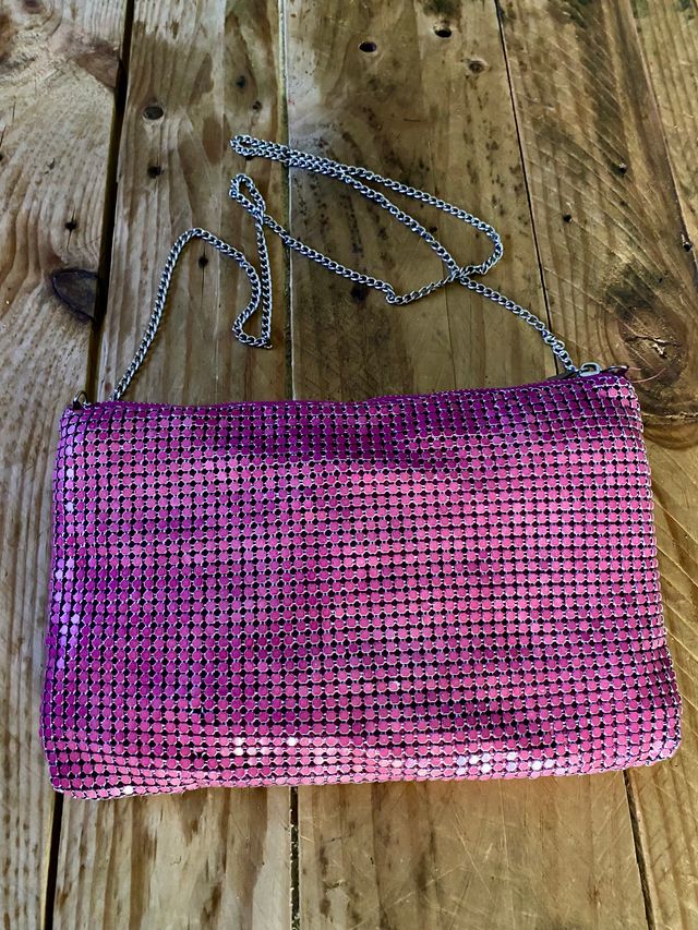 Bolsito rosa metalizado con cadena