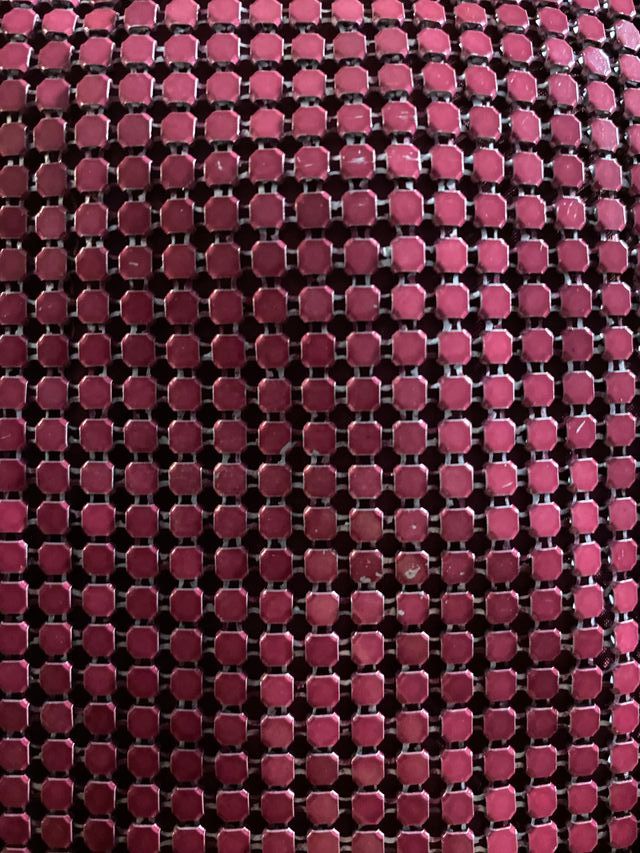 Bolsito rosa metalizado con cadena