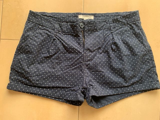 Pantalón corto azul con lunares blancos