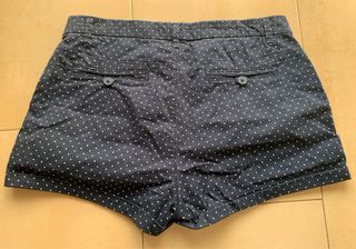 Pantalón corto azul con lunares blancos