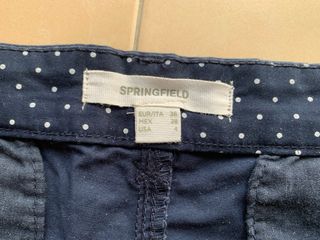 Pantalón corto azul con lunares blancos