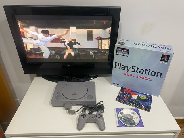 Console Playstation 1 grigia con controller