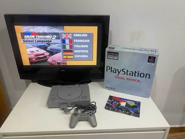 Console Playstation 1 grigia con controller