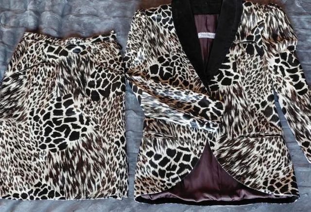 Traje Rocco Barocco Chaqueta y Falda Animal Print.